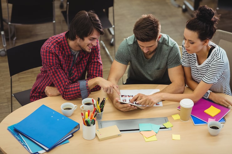 Equipo colaborando en diseño UX